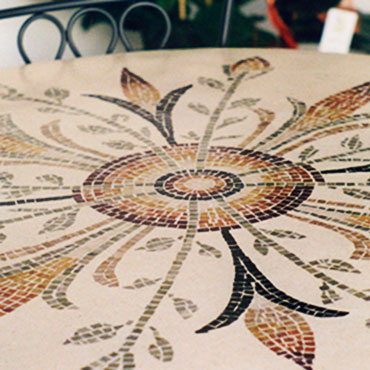 Piano per tavolo Graniglia e mosaico di marmo; diametro cm. 110